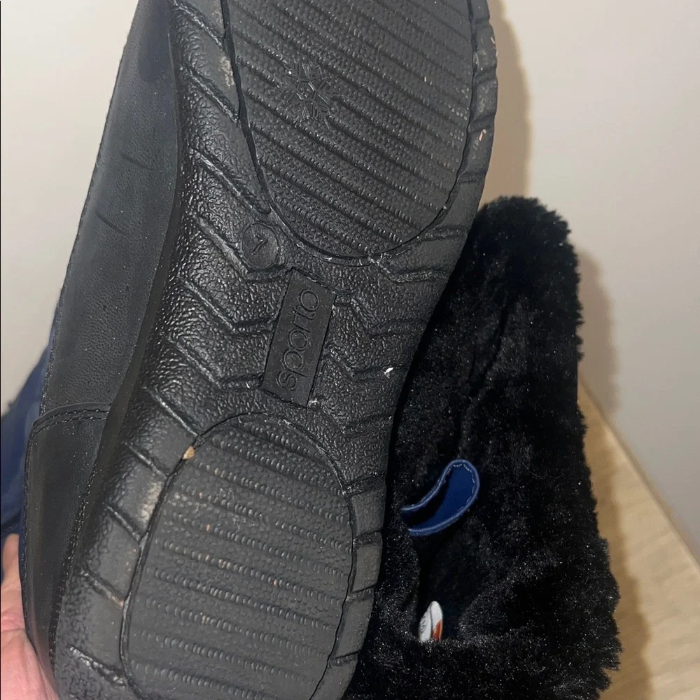 7M ladies Sporto Blue and Black Winter Boots. Zipper. Rubber soles. Fleece lined